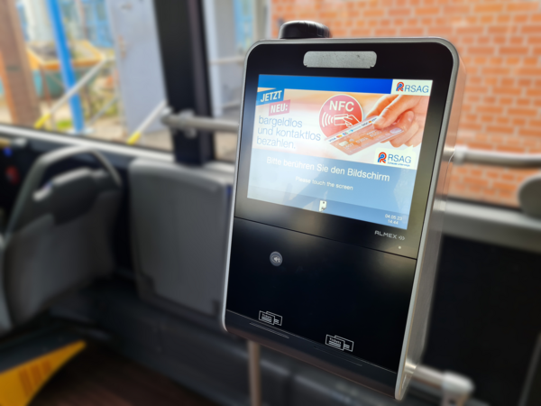 Die RSAG testet neuen, bargeldlosen Automaten im Fahrzeug