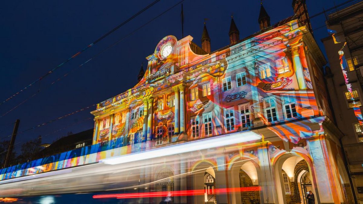 Rostocker Lichtwoche 2026 – Die Innenstadt erstrahlt in bunten Farben