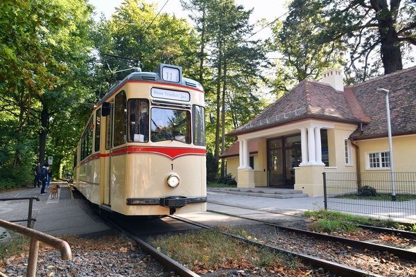 Letzte Fahrt über die Rennbahnallee mit Traditionsstraßenbahnen