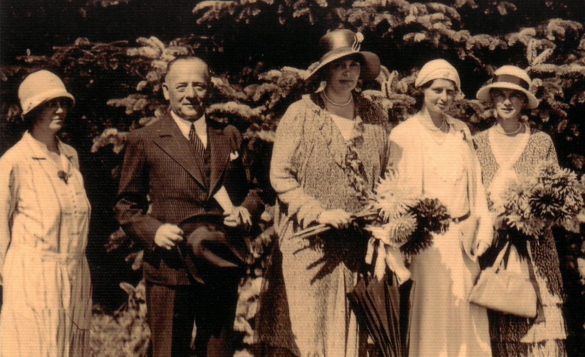 Familie Siegmann, ganz links Ehefrau Margarete, Richard, unbekannte Frau, dann die Töchter Melanie und Hedwig, wohl während der Dahlienschau in Rostock, Sommer 1931 (©RSAG)