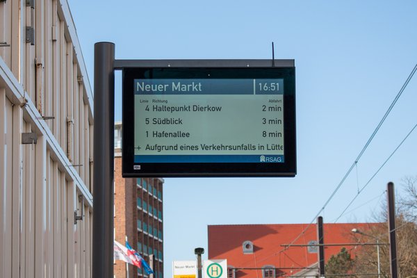 Neue TFT-Anzeigetafel am Neuen Markt