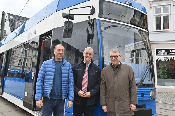 Die erste sanierte Straßenbahn geht wieder in den Linieneinsatz