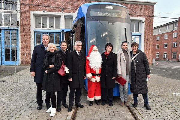 TINA geht auf Strecke: Neue Rostocker Straßenbahn erstmals im Fahrgastbetrieb unterwegs