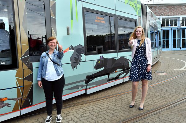 Die Studentinnen Amelie Jäger und Kim Meier entwarfen das Design der Klima-Bahn