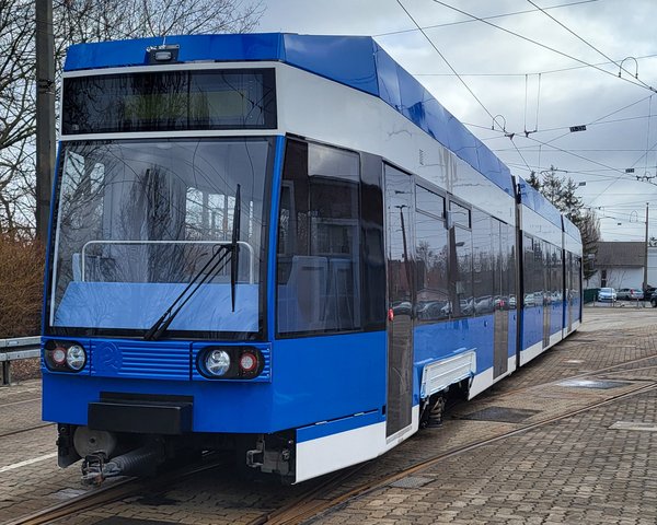 Sanierung von 10 alten Straßenbahnen: Die erste sanierte Bahn ist zurück in Rostock