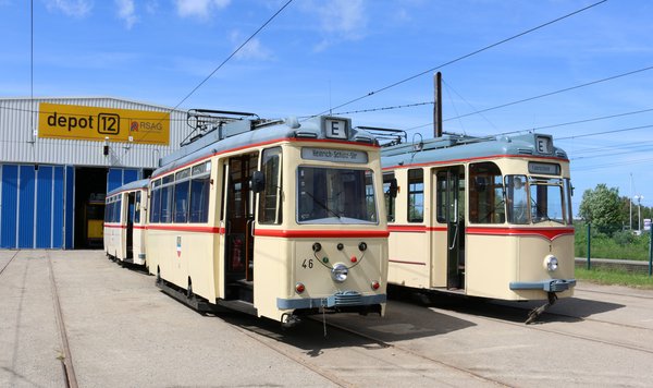 Historische Straßenbahnen vor dem depot12