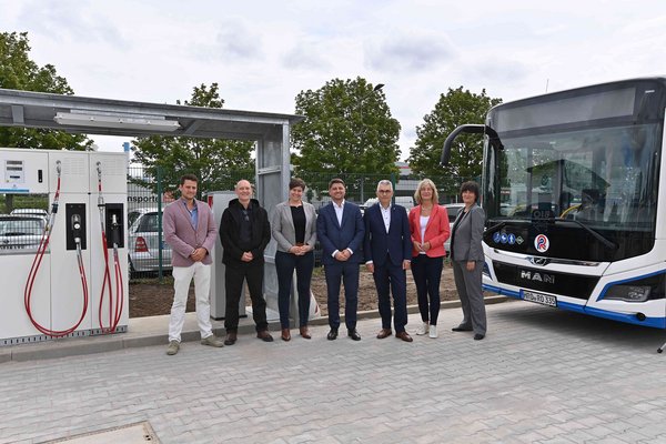 Saubere und emissionsfreie Antriebstechniken: Umgebauter Busbetriebshof der RSAG eingeweiht