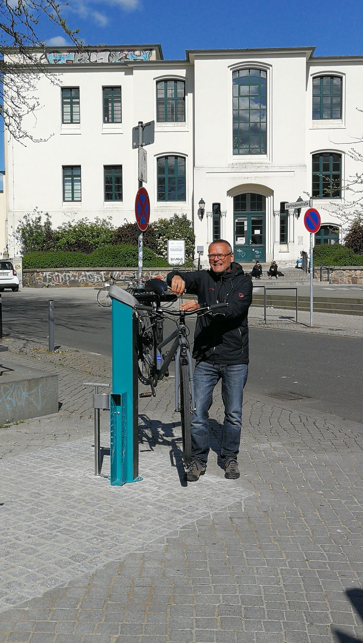 Mobilitätskoordinator Steffen Nozon testet die Fahrradreparatur-Station