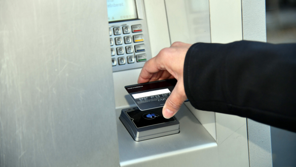 Kontaktloses Zahlen mit Kreditkarte und Girocard möglich