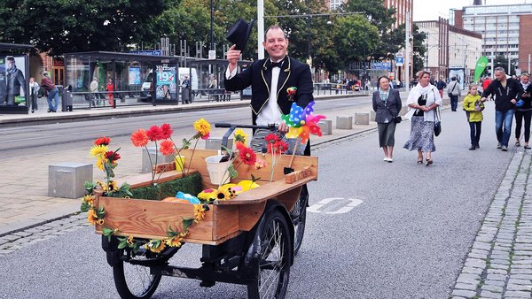Am Park(ing) Day erobern die Fußgänger die Lange Straße
