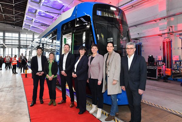 Hallo Rostock, ich bin TINA: Das erste Fahrzeug der neuen Straßenbahngeneration ist eingetroffen